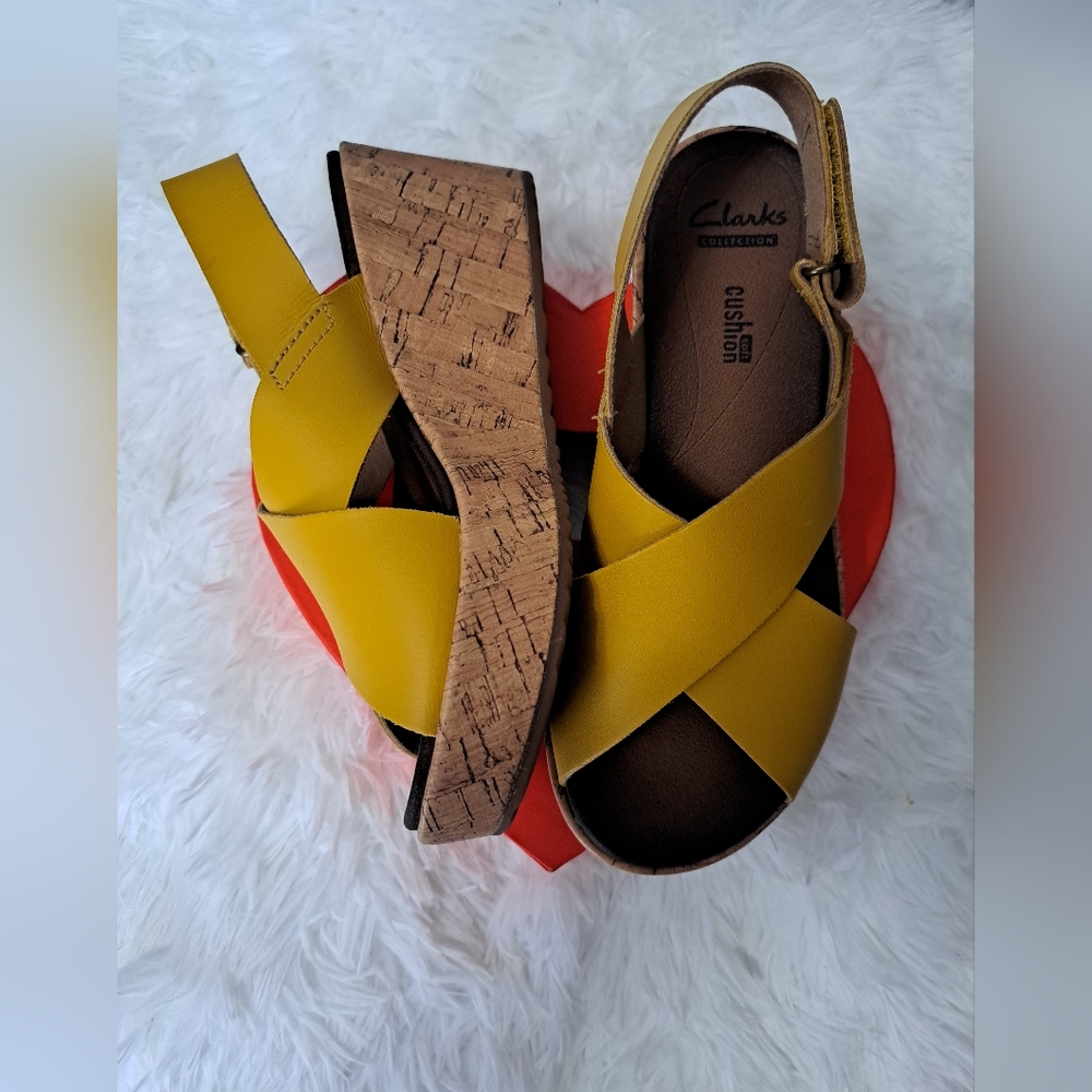 Clarks Stasha Hale Soft Cushion Cork Wedge Heel Kids Yellow Sandals Size 5 NWT